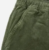 Pantalon de pana Katin modelo Pipeline, color verde oliva, de corte recto y diseño clásico con bolsillos laterales y traseros.