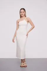 Vestido largo blanco de poliéster, al cuerpo, con cuello asimétrico y detalle de strass.