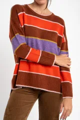 Sweater color crema con rayas horizontales en tonos rosa, marrón y verde.