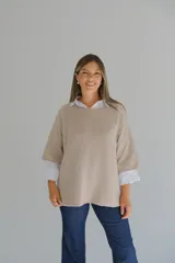 Sweater de punto color visón, con cuello redondo, mangas tres cuartos y diseño holgado.