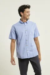 Camisa de manga corta color kaki con cuello abotonado, bolsillo de parche en el pecho y botones de madera.