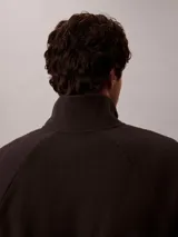 Buzo polar Calvin Klein de textura suave, con cuello alto y cierre de media cremallera frontal. Presenta un diseño de manga larga con corte regular y logo de la marca sutilmente bordado en el pecho.