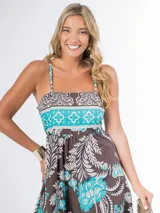 Vestido largo de algodón italiano con estampado floral en tonos azul, amarillo y blanco. Tiene escote cuadrado, corte imperio y elástico en la espalda.