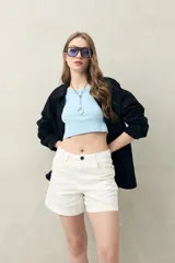 Short de algodón color blanco, de tiro medio con diseño clásico de cinco bolsillos y cierre frontal con botón y cremallera.