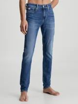Jeans de mezclilla elástica de algodón, color azul medio con efecto desgastado y lavado. Presentan un corte skinny fit, cintura de talle bajo, bragueta con cremallera y estilo de 5 bolsillos.