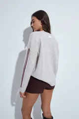 Short de tiro medio con calce ajustado, diseño minimalista y versátil en color negro.