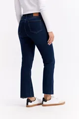 Jean de corte recto y tiro alto, color negro, con terminación de ruedo desflecado y largo crop.