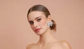 Caravana grande con forma de moña, adornada con strass y cristales transparentes.