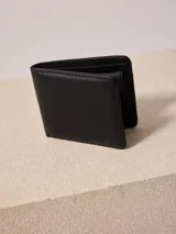 Billetera plegable de cuero sintético texturizado color negro, con múltiples compartimentos internos.