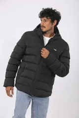 Campera puffer azul marino con capucha ajustable, cierre frontal y bolsillos laterales con cierre.