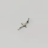 Dije de cruz con diseño bombé, fabricado en plata 925 con acabado pulido brillante.
