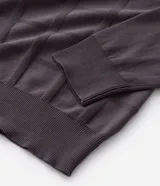 Suéter masculino de punto con textura cuadrillé, cuello redondo y mangas largas con puños acanalados.