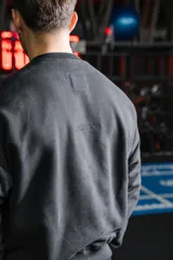 Buzo de cuello redondo confeccionado en felpa pesada, con diseño de corte holgado y logo bordado sutilmente en el pecho.