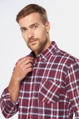 Camisa de viyela tipo leñadora con diseño a cuadros en tonos borgoña, blanco y gris. Manga larga con bolsillo en el pecho y botones en el cuello.