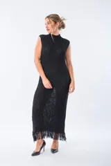 Vestido negro de algodón con cuello alto y corte recto sin mangas.