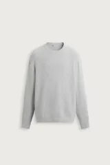 Sweater de punto color beige con textura tipo waffle, cuello redondo y mangas largas con acabado en rib.