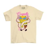 Remera color beige con estampa frontal de Bob Esponja con estilo coquette, usando anteojos de sol y estola de plumas rosada.