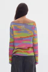 Buzo de punto en jacquard con diseño multicolor de franjas abstractas, manga larga y cuello bote.