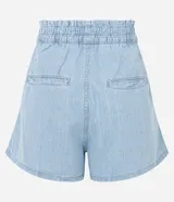 Short de jean celeste, modelo runner, con cintura elástica, cordón para ajuste, bolsillos y rayado en hilo teñido.