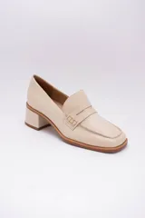 Mocasines clásicos de cuero color negro, con detalle de antifaz y tacón bloque.