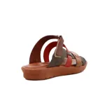 Sandalias de cuero color suela y marrón, con diseño de tres tiras cruzadas en el empeine y tira ajustable con velcro en el talón. Cuenta con suela plana y cómoda.