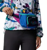 Riñonera de edición especial Columbia x Disney, con diseño multicolor en tonos azul, violeta y verde. Cuenta con un compartimento principal y un bolsillo frontal con cierre, ambos con tiradores prácticos. Incluye el logo de Columbia y un parche gráfico de Mickey's Outdoor Club en el frente, además de una correa ajustable con hebilla de cierre rápido.