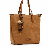 Cartera al hombro Korium modelo Aisling de eco cuero color tostado, con doble asa superior y llavero colgante decorativo de cuentas de madera.