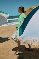 Sandalias negras con tiras finas que se atan al tobillo, plataforma delantera de 3 cm y plataforma posterior de 5 cm.