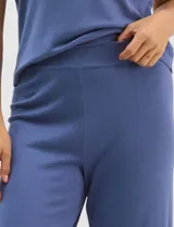Pantalón tejido de corte recto y diseño fluido, color amarillo, con cintura ancha elastizada.