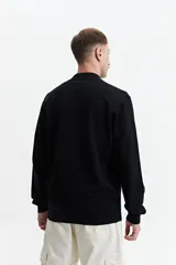 Campera tejida de punto color beige, con cuello rib, puños y bolsillos laterales.