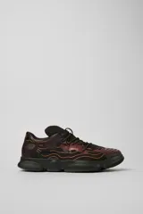 Championes Camper modelo Karst Bio, en color marrón oscuro con detalles de líneas naranjas y suela voluminosa de goma negra.