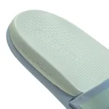 Ojotas adidas Adilette Comfort 2.0 de diseño ergonómico, con banda superior acolchada que presenta las tres tiras características de la marca en relieve. Poseen una plantilla texturizada para mayor agarre y comodidad.