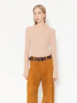 Top color beige de tejido de punto acanalado, con cuello redondo y mangas largas con volados en los puños.