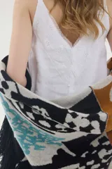 Vestido midi lencero marrón de lino, con escote en V pronunciado con aplique de encaje en contraste, breteles regulables y botonadura frontal decorativa.