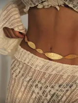 Cadena dorada para el cuerpo con dijes de sol.