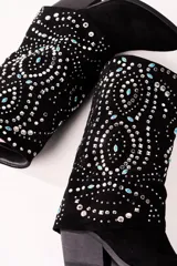 Bota texana corta de gamuza sintética color negro, con taco cuadrado y punta fina. Decorada con apliques de strass plateados y turquesas.