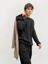 Sweater de punto con manga larga, cuello redondo y fit relajado. Presenta un diseño de tejido con textura acanalada y trenzada, puños y ruedo acanalados.