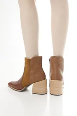 Botas cortas de cuero vacuno en combinación de colores tostado y negro, con diseño bicolor y paneles laterales de gamuza, punta cuadrada y taco bloque ancho.
