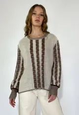 Sweater tejido color amarillo con cuello redondo y mangas largas.