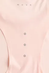 Musculosa deportiva rosada de corte estándar, confeccionada en tejido funcional DryMove que ayuda a absorber el sudor, con cuello redondo y aberturas laterales en el bajo.