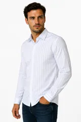Camisa de algodón a rayas verticales azules y blancas, de manga larga, con cuello camisero y cierre frontal con botones.