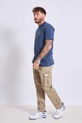 Pantalón cargo color verde oliva, de corte recto y con múltiples bolsillos.