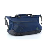 Bolso deportivo Umbro color azul marino con base gris oscuro, asas de mano y correa de hombro ajustables en gris. Presenta un gran logo de Umbro en relieve en el frente y un logo más pequeño en verde lima.