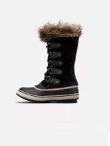Bota de invierno impermeable Sorel, modelo Joan of Arctic, con exterior de gamuza negra, ribete de piel sintética en la parte superior y base de caucho vulcanizado con suela antideslizante.