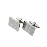 Gemelos de acero plateado con diseño de rombos satinados. Cierre tipo clip. Dimensiones: 1.5cm de ancho x 2cm de alto.