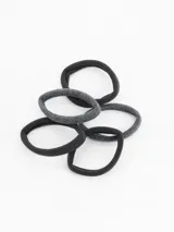 Pack de cinco coleros elásticos para el cabello, en tonos negro y gris con acabado brillante.