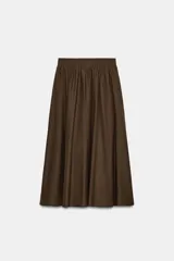 Falda midi de corte acampanado, color marrón, con cintura elástica de tiro alto y forro interior a tono.