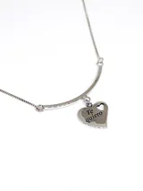 Cadena de plata con dije de corazón con la frase "Te quiero" grabada.