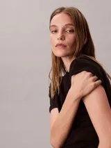 Remera negra de cuello redondo y manga corta, confeccionada en jersey de algodón supima, con logo emblemático de Calvin Klein bordado tono sobre tono en el pecho.