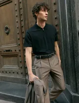 Pantalón de vestir sastrero color gris, de corte recto con pinzas frontales, pase para cinturón, bolsillos laterales y bolsillos traseros de ojal.